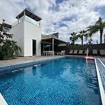 Luxury In Bahia Del Duque By Altamarhomes شقة *